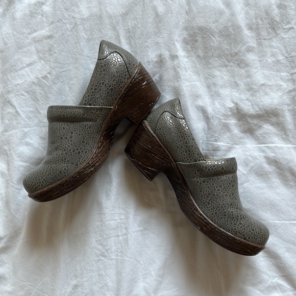 Size 7 b.o.c. Clogs - Picture 2 of 2